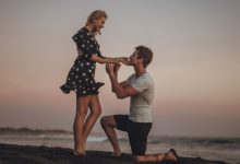 guy proposing a girl