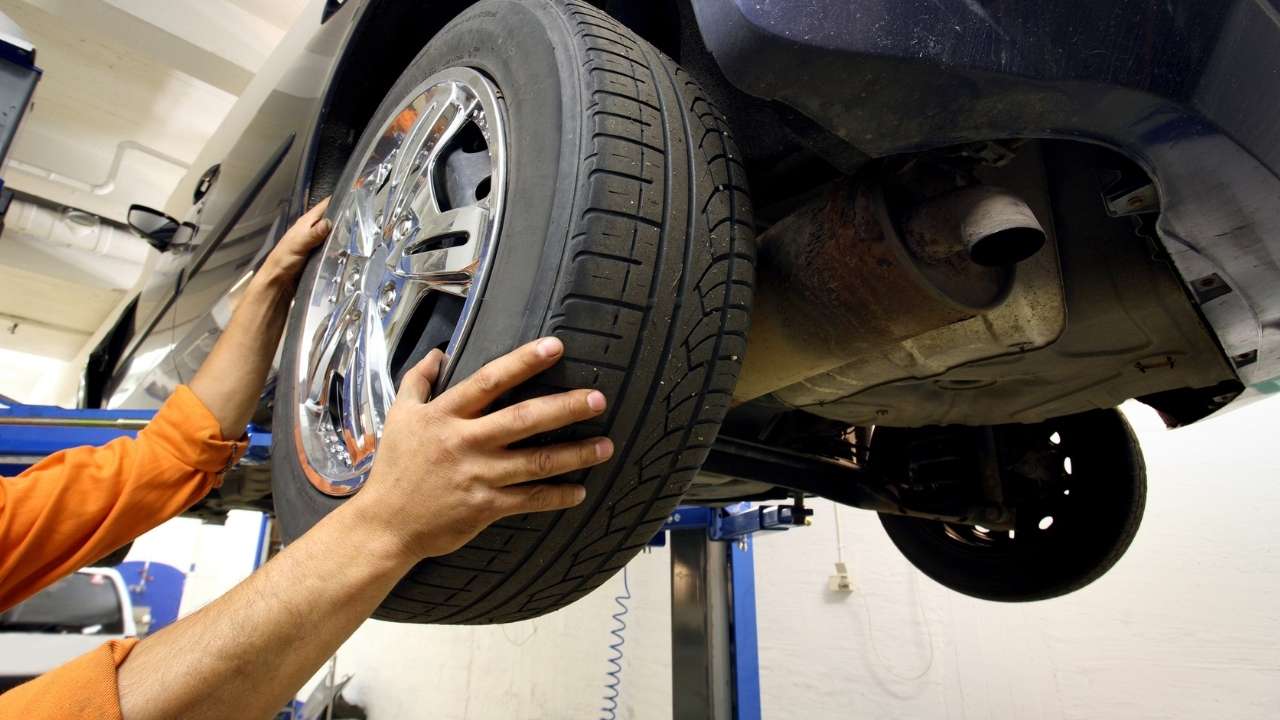 Car mechanic changing wheels