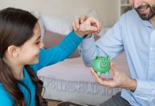Dad teaching his daughter about money