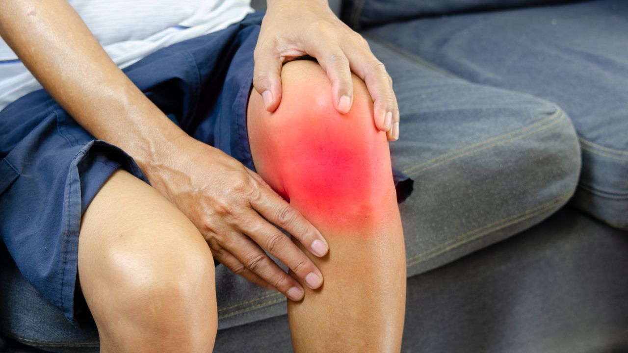 A guy having joint pain in knee
